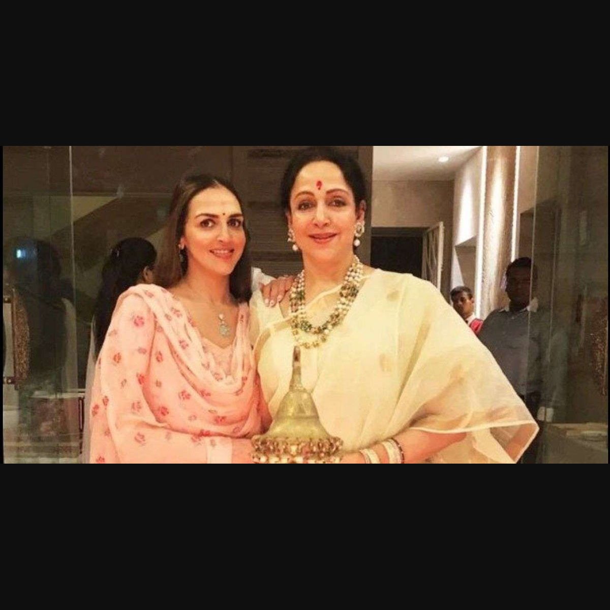 Esha Deol debunks rumours of Hema Malini's ill health, image size:1200x1200