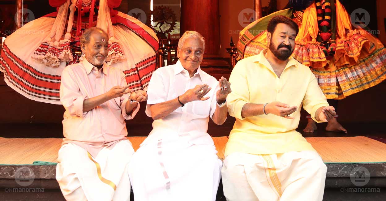 Nedumudi Venu Nedumudi Venu with Kalamandalam Gopi and Mohanlal in movie ' Aarattu'.