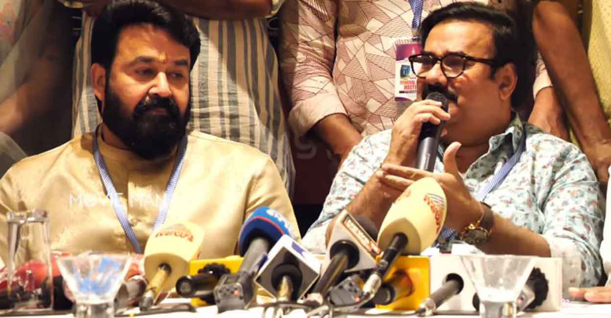 Actors Mohanlal and Maniyanpilla Raju