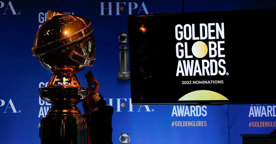 A person holds a phone next to the Golden Globe statue before the 79th Annual Golden Globe Awards nominations announcement in California, U.S. Reuters/Mario Anzuoni