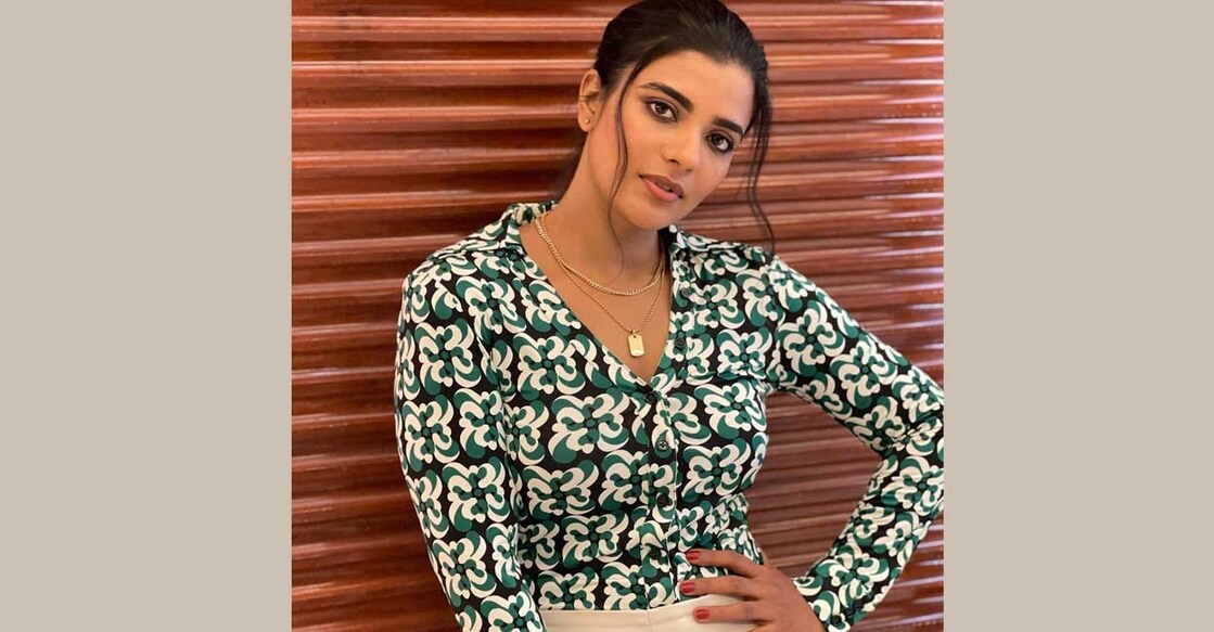 Aishwarya Rajesh has a fangirl moment with actress Sneha