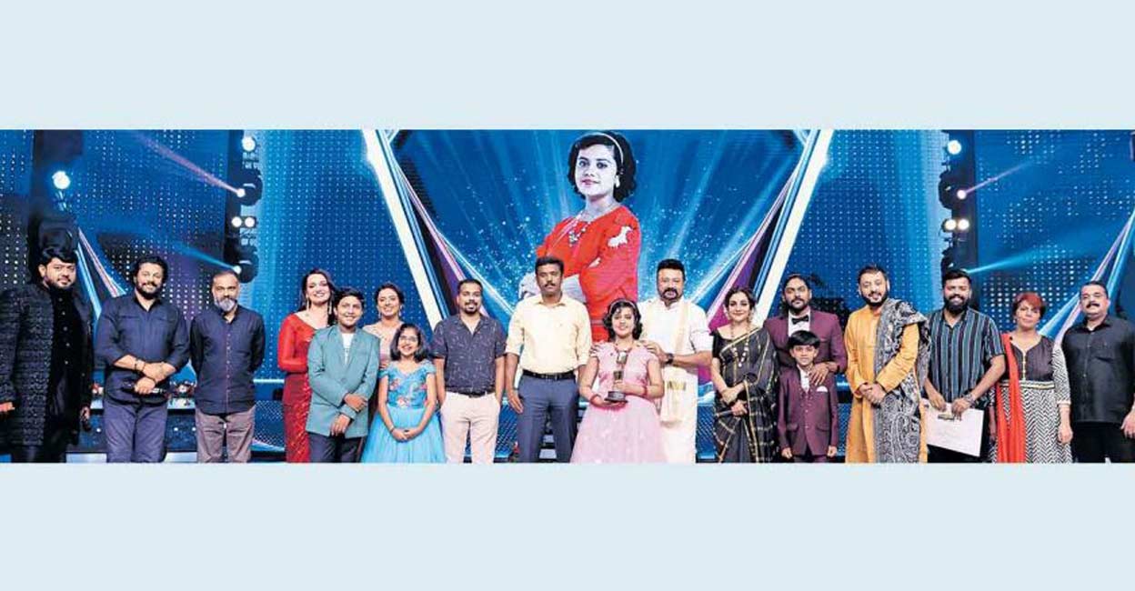 Mazhavil Manorama Super 4 Juniors (From left to right) Mithun Ramesh, Madhu Balakrishnan, music director Bijibal, Jyotsna Radhakrishnan, Badri Neelswaram, Sithara Krishnakumar, Nandana Manas Menon, R Satheesh Kumar, Biju P Sebastian, Ruth Ann Toby, Jayaram, Rimy Tomy, Vidhu Prathap, Mebin Martin, Anoop Shankar, Ruth Ann Tobby's father Tobby Mathew, mother Beena Ann, bother Tojan.