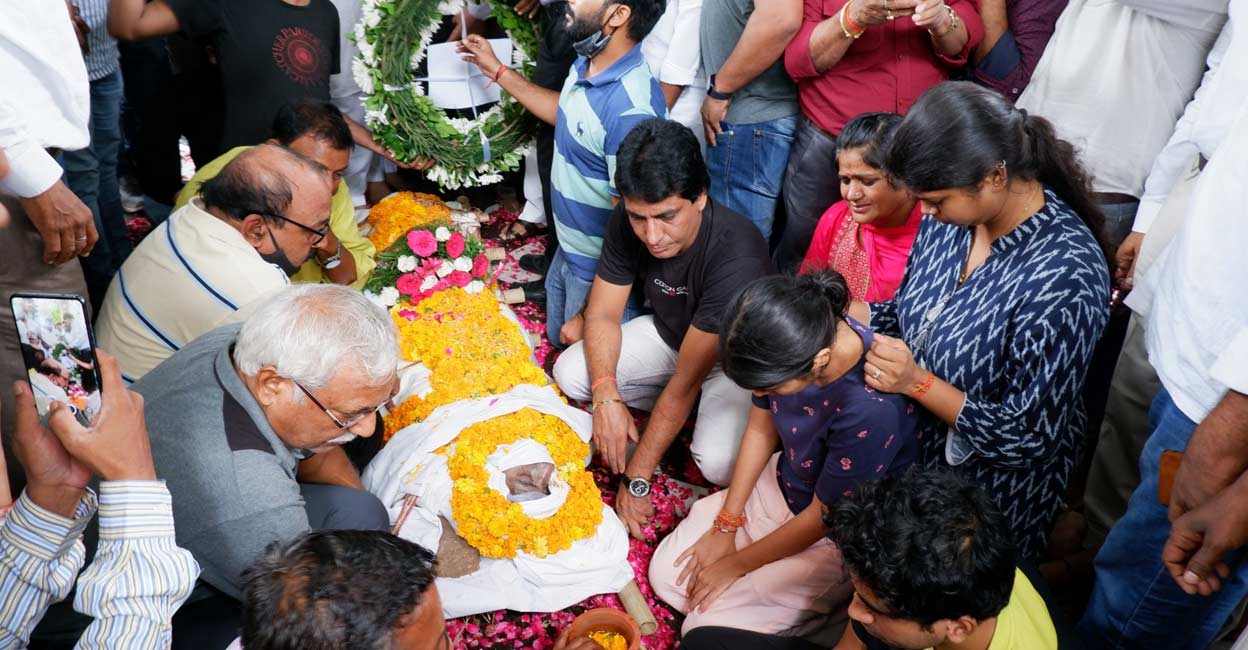 New Delhi: Family members and relatives of comedian Raju Srivastav mourn during his last rites at Nigambodh Ghat crematorium in New Delhi on Thursday, Sept. 22, 2022. He passed away at AIIMS yesterday after being admitted here on August 10 after experiencing chest pain and collapsing while working out at the gym. (Photo: Anupam Gautam/IANS) The funeral was attended by veteran poet-humourists Surendra Sharma, Ashok Chakradhar and filmmaker Madhur Bhandarkar. Photo: IANS