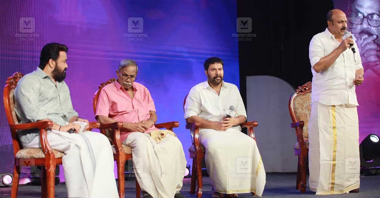 Actors Mammootty and Mohanlal interacted with M T Vasudevan Nair during a special session held at the 'MT Kalam-Navathi Vandanam' event. Photo: Manorama