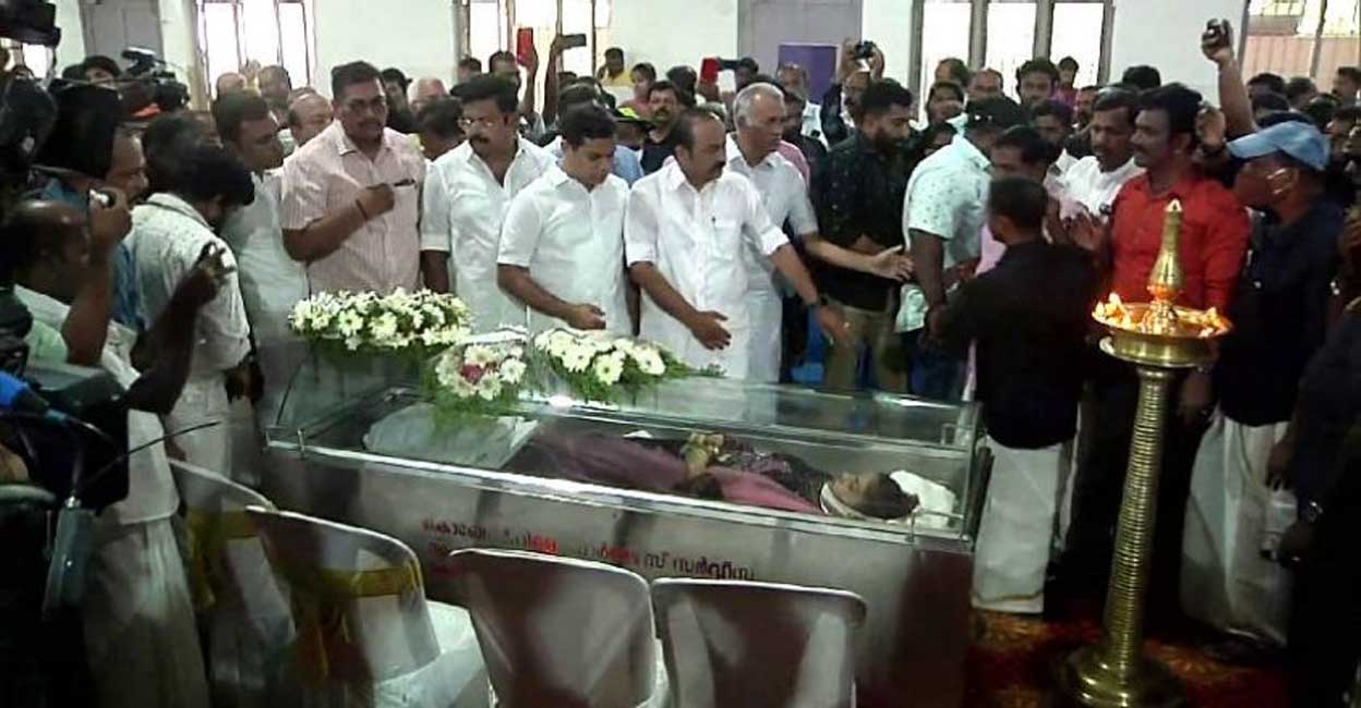 സുബി സുരേഷിന് ആദരാഞ്ജലി അർപ്പിക്കാനെത്തിയ പ്രതിപക്ഷ നേതാവ് വി.ഡി.സതീശൻ