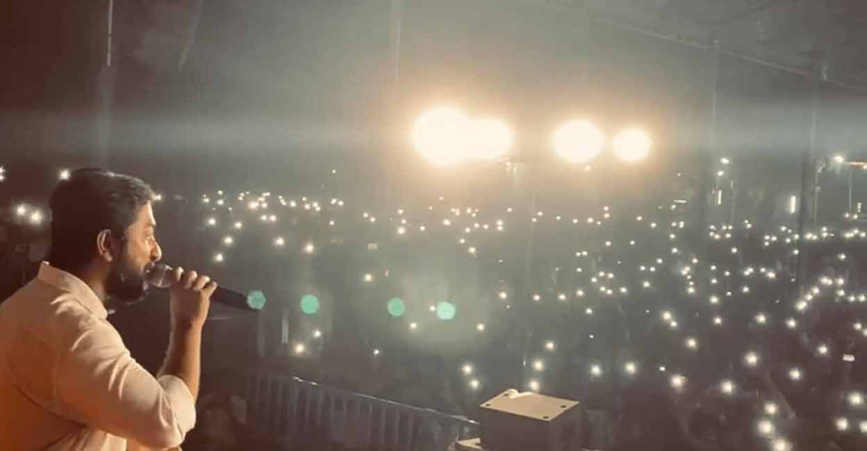 vineeth-sreenivasan-varanad Vineeth Sreenivasan entertains the crowd during a cultural festival at the Varanad Temple near Cherthala. Photo: Facebook/@official.vineethsreenivasan