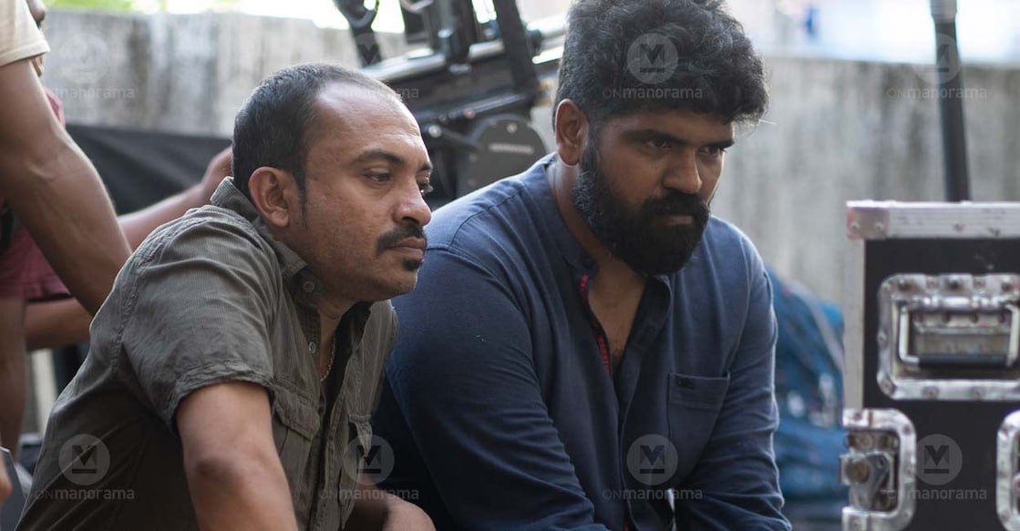 Jithu Madhavan (R) with Soubin Shahir on the sets of the film.