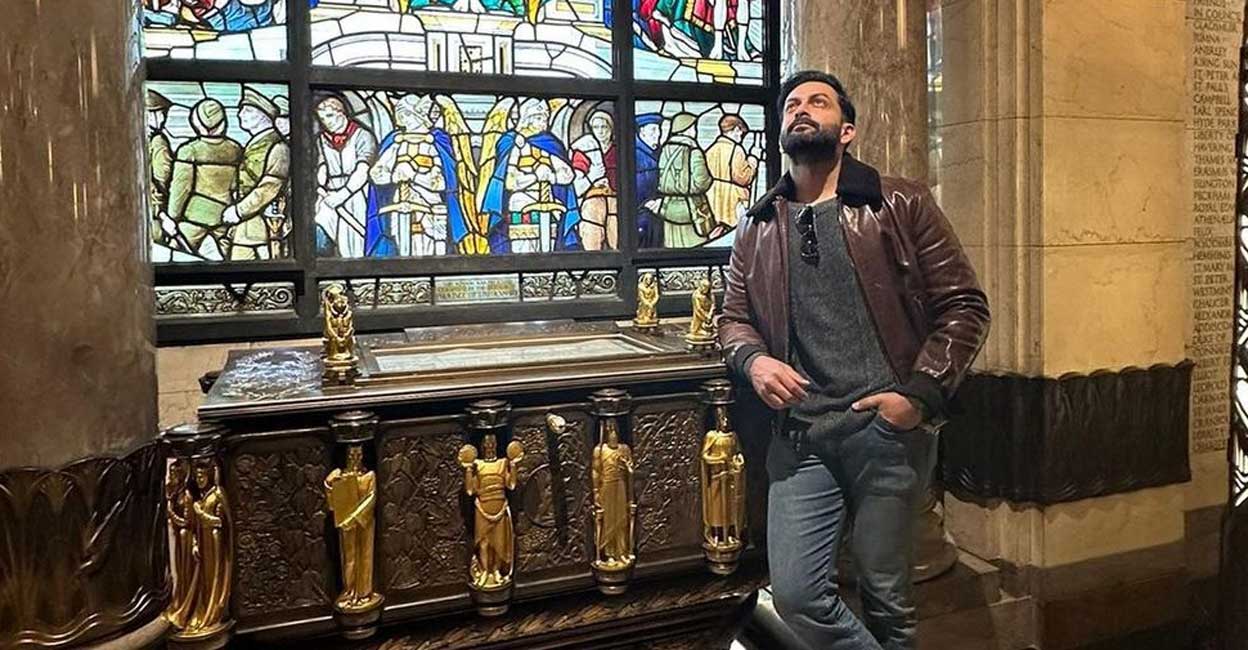 Prithviraj The 'Kaappaan' actor looked smart in a brown leather jacket paired with a grey t-shirt and blue jeans. Photo: Instagram/Prithviraj