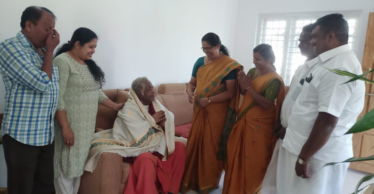 Members of the local body welcoming actor Poojappura Ravi after he reached Marayur for a permanent stay in December. Photo: Special arrangement