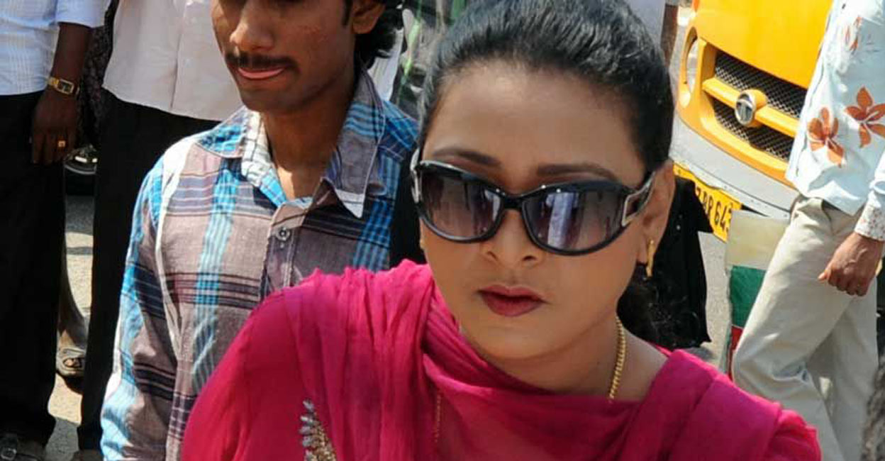 shakeela-attack Sheethal allegedy hit Shakeela with a tray. Photo | Manorama News