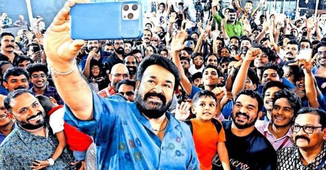 Mohanlal with the participants of ‘#Barroz and 1000 Kids’, their parents, Dr Tom M. Joseph (Director of New Initiatives, Jain University), and Santhosh George Jacob (Coordinating Editor of Manorama Online). Photo: Manorama