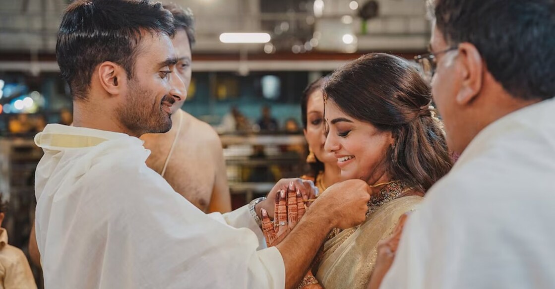 Meera Nandan and Sreeju exchanged vows at the Guruvayoor Temple. Photo | lightsoncreations