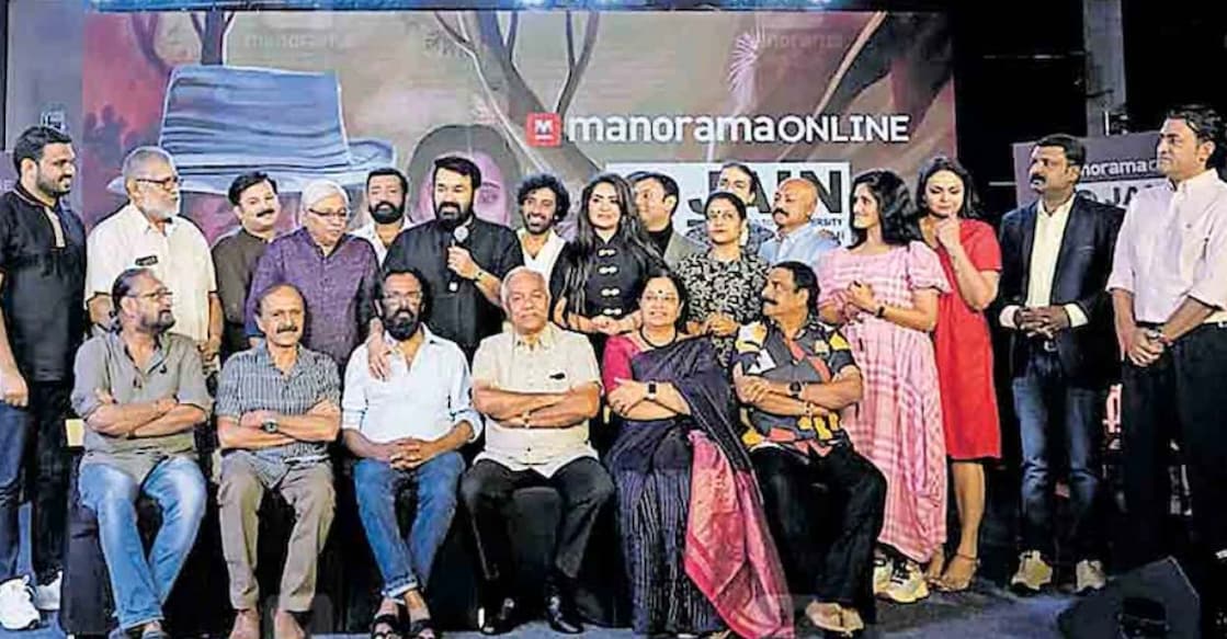 mohanlal-karthika Mohanlal and Karthika with the cast and crew of the movie. Photo: Manorama