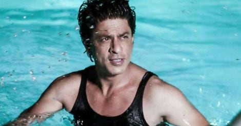 When a fan sneaked into SRK's home for a swim!  