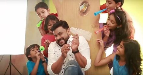 Watch Dileep playing with kids for Vanitha covershoot