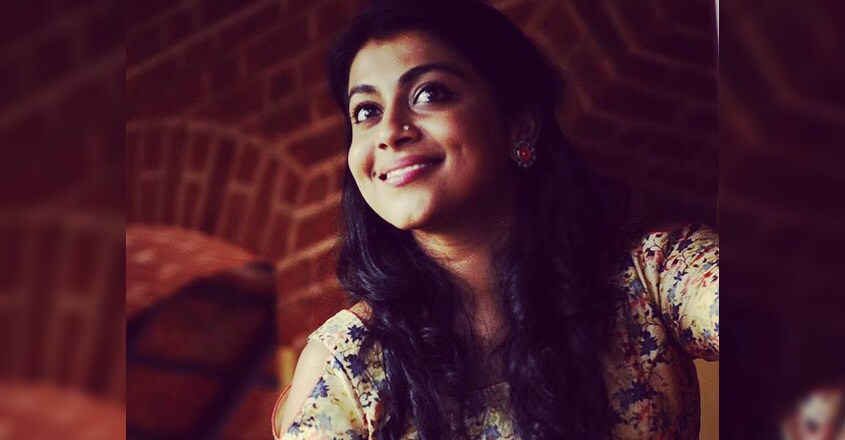 'Pretham' Sruthi is back as 'Sheena Miss' in 'Nonsense' 'Pretham' Sruthi is back as 'Sheena Miss' in 'Nonsense'