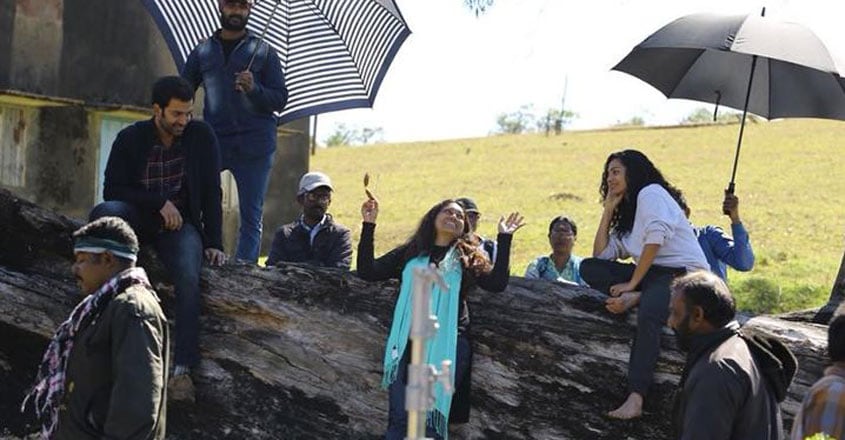 anjali-menon-koode-4 anjali-menon-koode-4