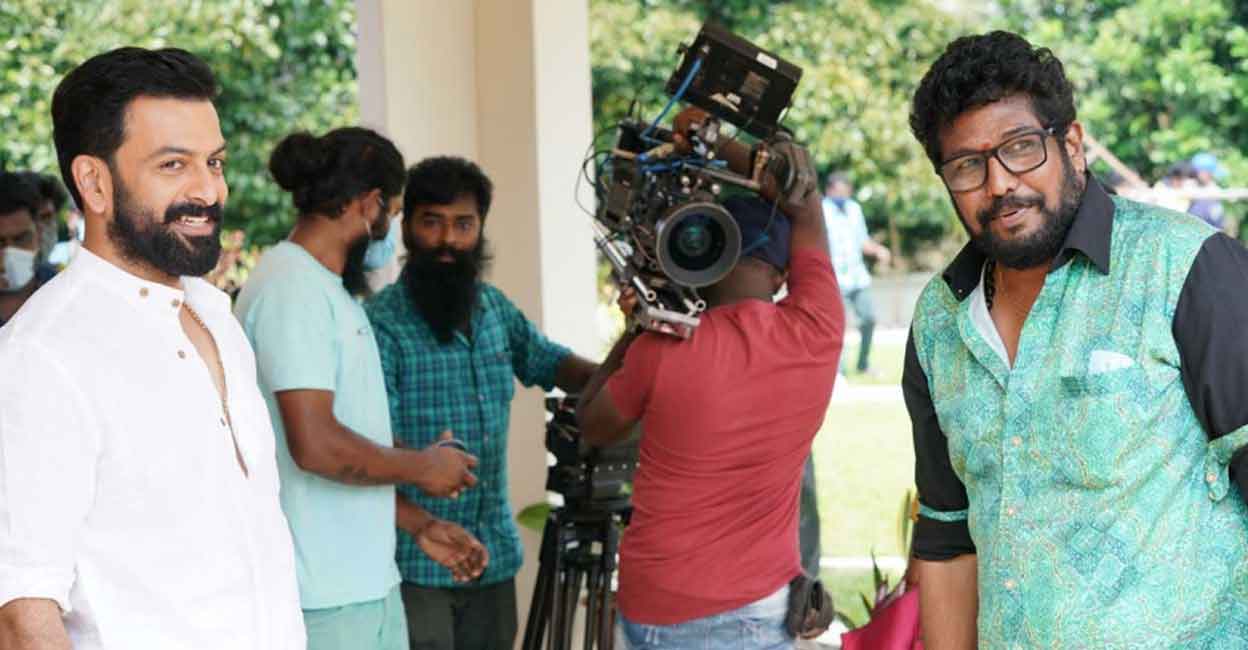Shaji Kailas (R) with Prithviraj on the sets of the film Kaduva