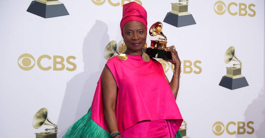 Angelique Kidjo poses with their Grammy for winner of the Best Global Music Album for "Mother Nature," Photo: REUTERS/Steve Marcus