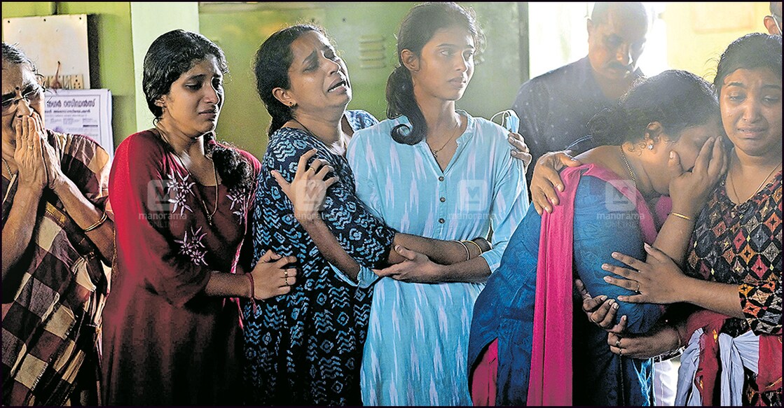 Sangeetha Sujith's daughter Aparna (far right) weeps as her mother's body is taken to the Shanti Kavadam crematorium in Thiruvananthapuram. Sangeetha's sisters Swapna and Smitha and her mother is also seen. Photo: Manoramaonline