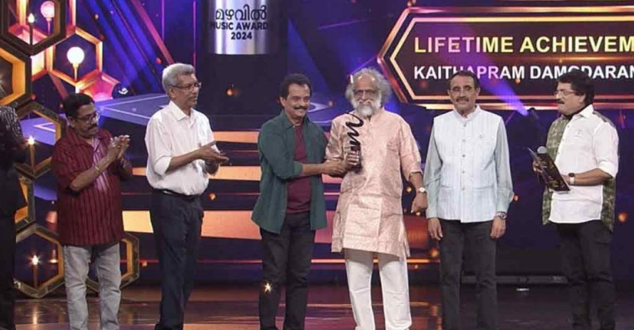 Veteran lyricist Kaithapram Damodran Namboodiri with the Lifetime Achievement Award.  Photo: Manorama News