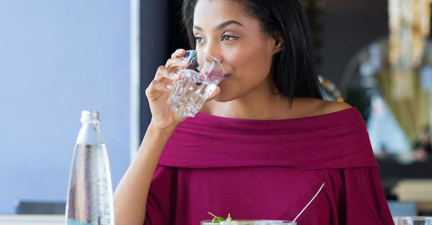 Here's why you shouldn't drink water while eating Here's why you shouldn't drink water while eating