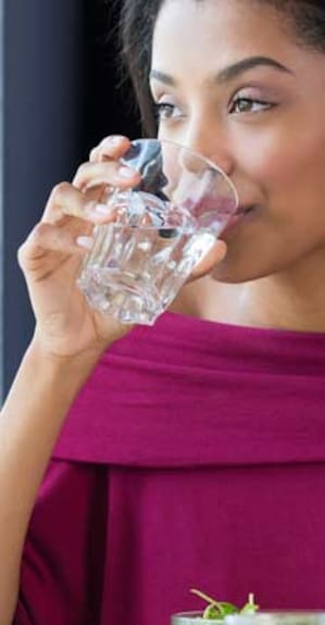 Here's why you shouldn't drink water while eating Here's why you shouldn't drink water while eating