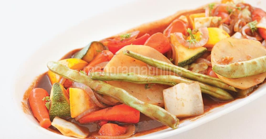 A healthy and colourful combination of vegetables served with yummy potatoes cooked in a special continental sauce.