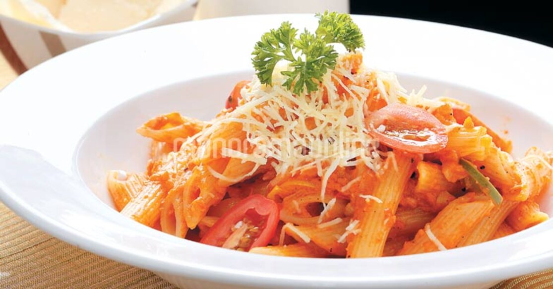 Pasta Cheesy pasta tossed with lots of onions, capsicum, tomatoes, mushrooms and a dash of vodka, this pasta recipe is amazingly romantic.