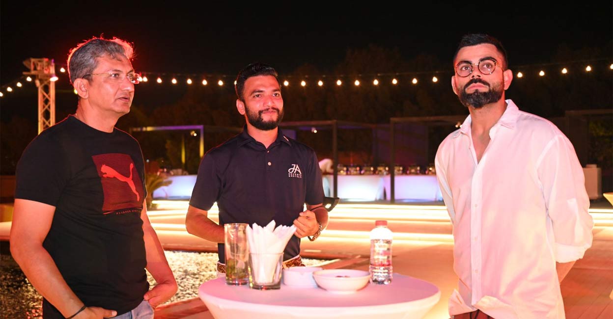 Sukesh PM (C) with Sanjay Bangar (L) and Virat Kohli (R)