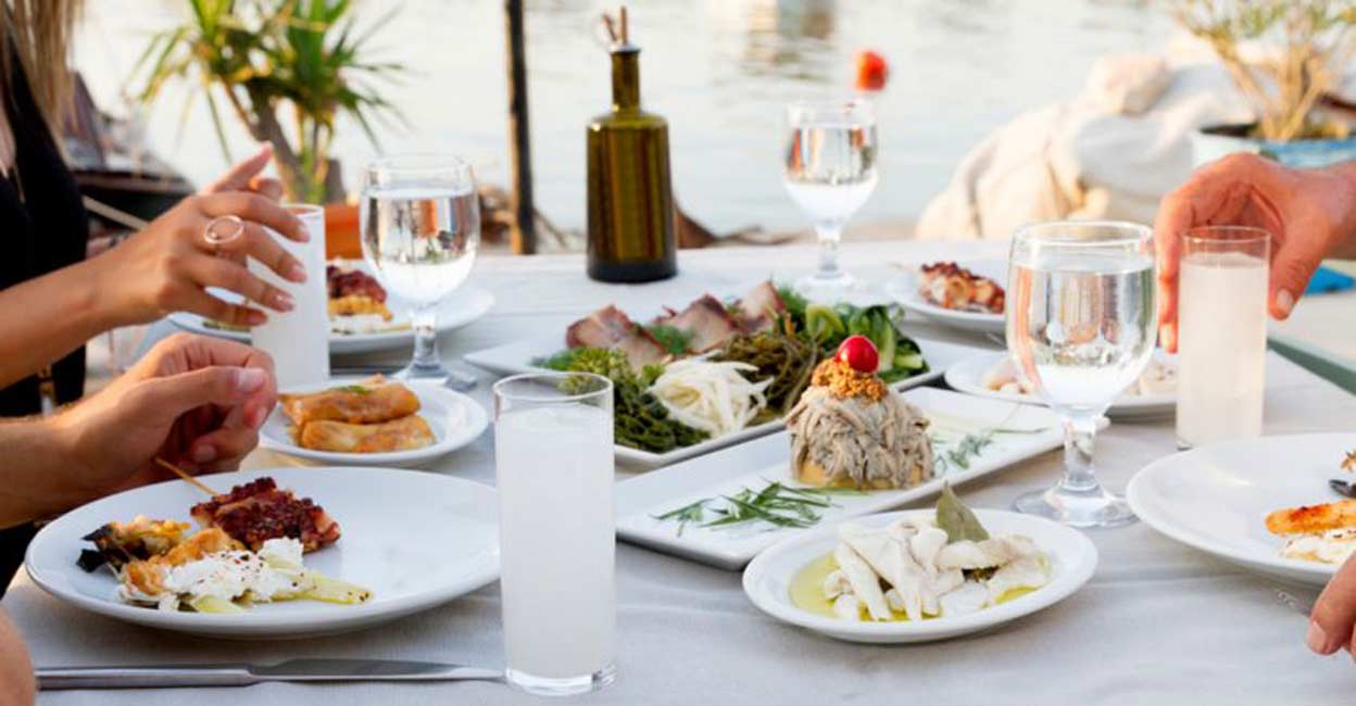 Here's why it is important to follow these dining table etiquettes