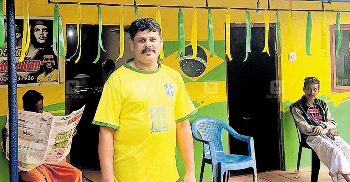 The eatery serving this freebie is Ramakrishna Tea Stall located on Kunnathara-Kodathoor Road at Pazhayannur in Thrissur district of Kerala and the man behind it is Pannikuzhi Sreekumar, the shop owner who is an avid Brazil fan.