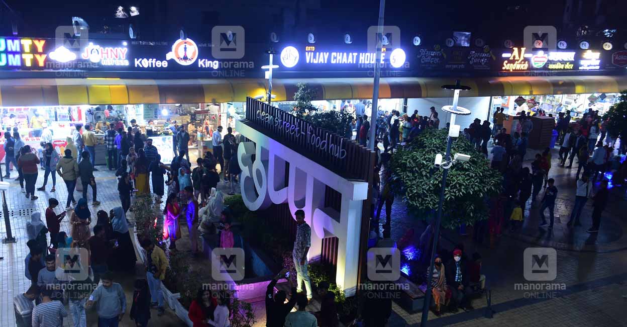 chappan-dukan-1 The Chappan Dukan has earned a name as the biggest street food destination in India. Photo: Tony Dominic