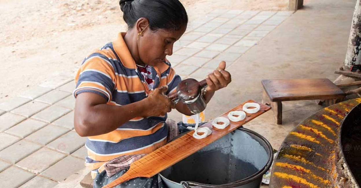 A woman making murukku at Manapparai. Photo: Karshakasree