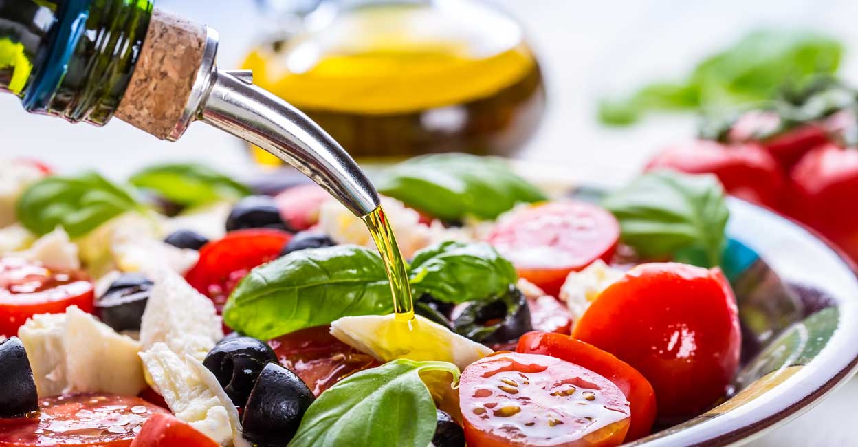 salad-olive-oil Photo: Shutterstock/Marian Weyo