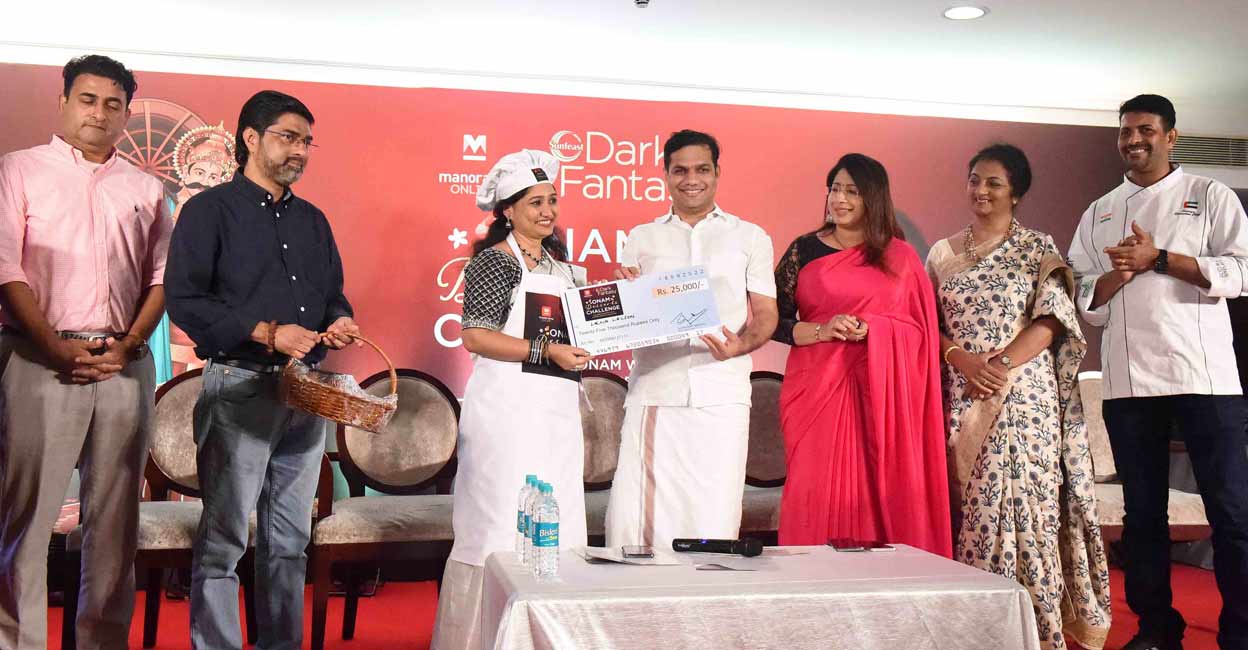 onam-dark-fantasy-contest-winners-4 Leena Lalson from Bengaluru receiving the second prize.