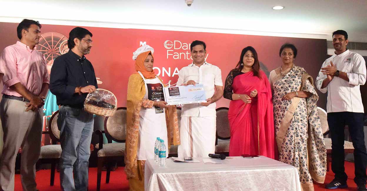 onam-dark-fantasy-contest-winners-5 Haseena from Kozhikode receiving the third prize.