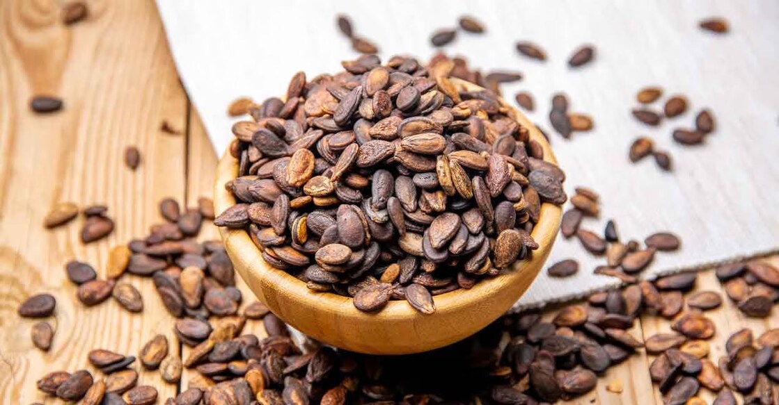 Watermelon seeds can be consumed after adding a little salt and olive oil and baking it at 176 degrees Celsius for 10 minutes. Photo: Shutterstock/Ismail Kassim