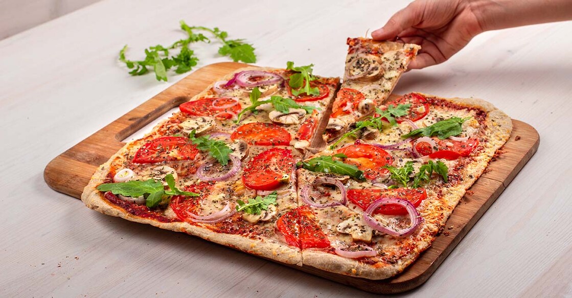 A thin-crust pizza with smoked or grilled chicken mixed with a good proportion of vegetables can be a healthy alternative. Photo: Shutterstock/Elena M Tarasova