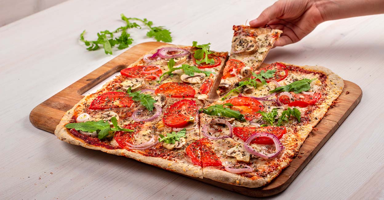 A thin-crust pizza with smoked or grilled chicken mixed with a good proportion of vegetables can be a healthy alternative. Photo: Shutterstock/Elena M Tarasova