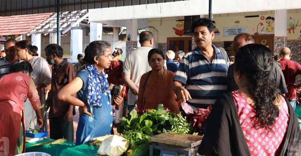 naattunanma-market2 Besides Ernakulam, farmers from neighbouring districts too are at the market with their products. Photo: Manorama