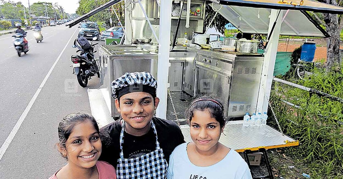 

ടോംസ് ഫുഡ് ട്രക്കിനു സമീപം ടോം, സേറ, സിന.

