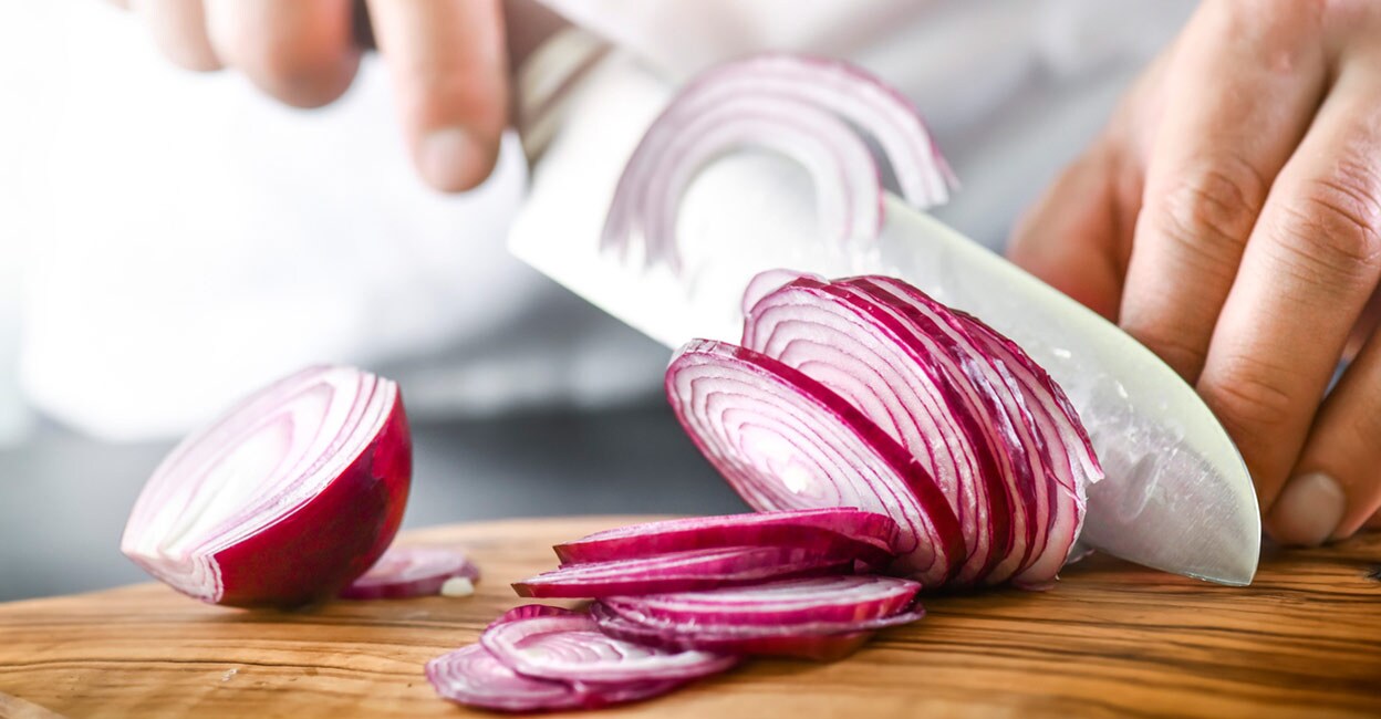 A few tips can be followed to cut onions without shedding tears. Photo: iStock/Milan Krasula