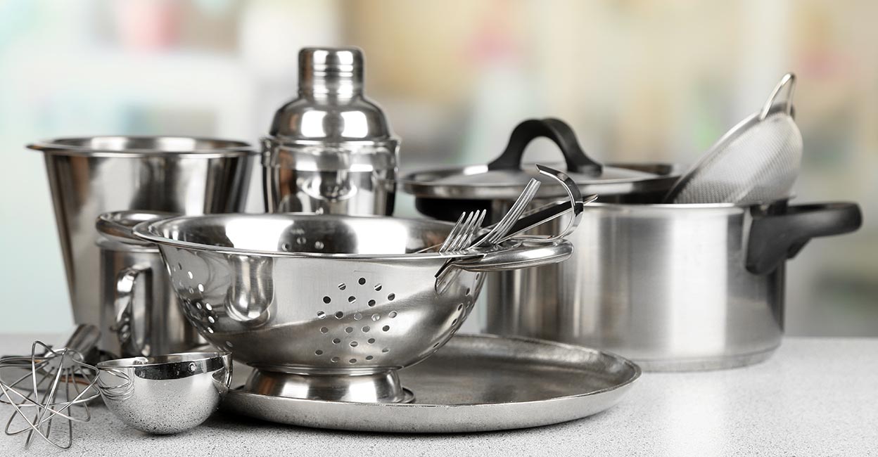 Stainless steel utensils should be washed using hot water. Photo: Shuttestock/Africa Studio