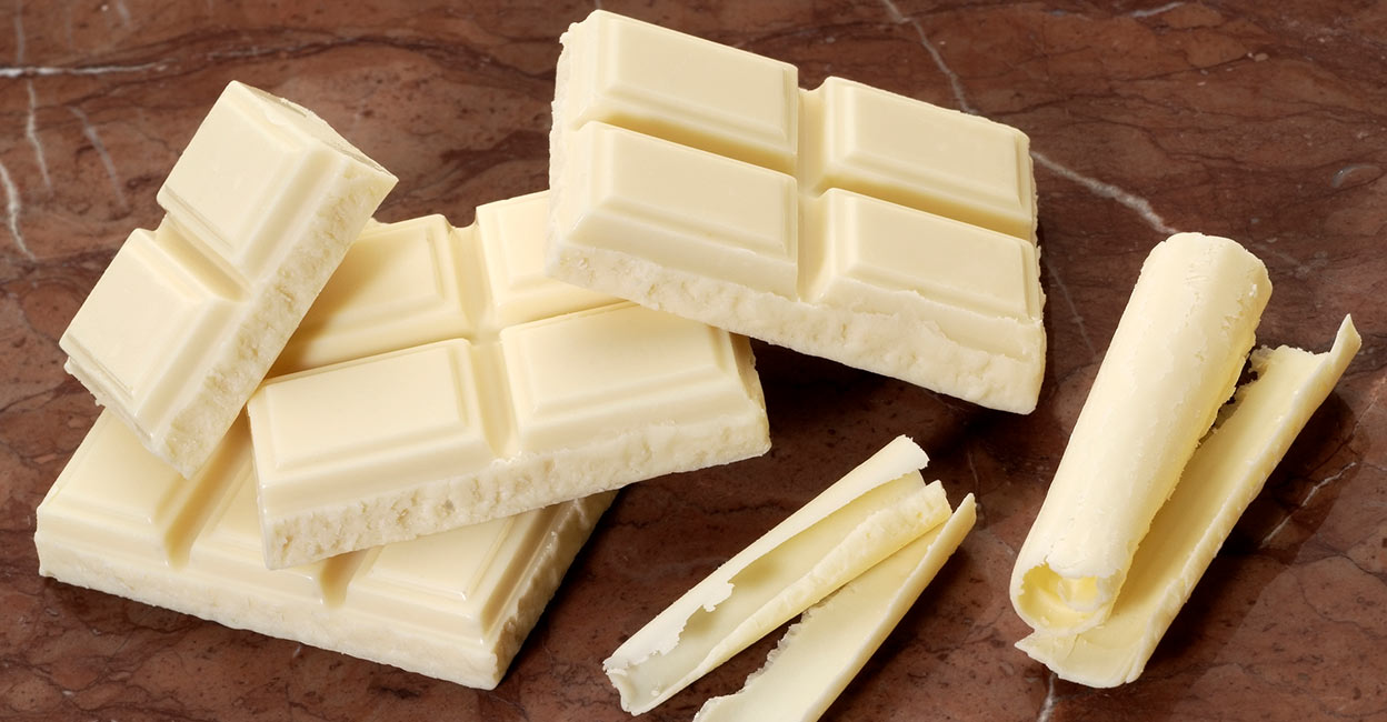 White chocolate chunks and curls. photo: iStock/ac_bnphotos