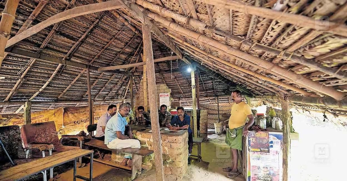 Nestled in Padoor near Mullassery in Thrissur district stands Suni Chettan’s tea shop, which is almost 103 years old, tells many tales about the bygone eras. Photo: Manorama/Vishnu V Nair