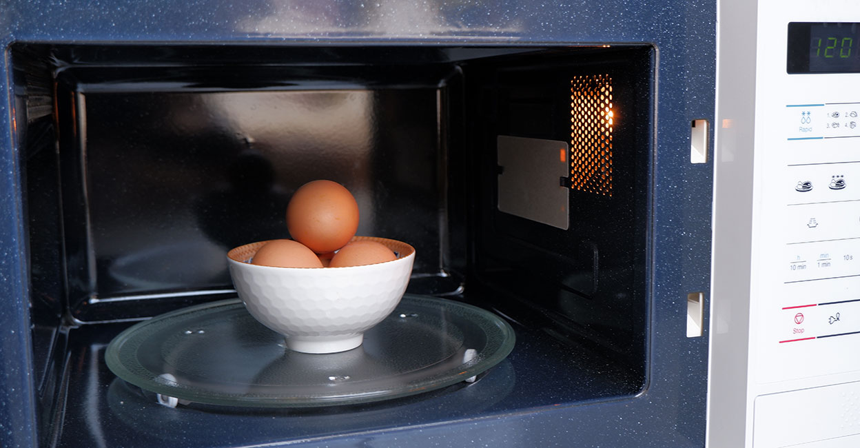 2323073139 Raw eggs placed inside a microwave oven. Photo: Shutterstock/Saskiautami