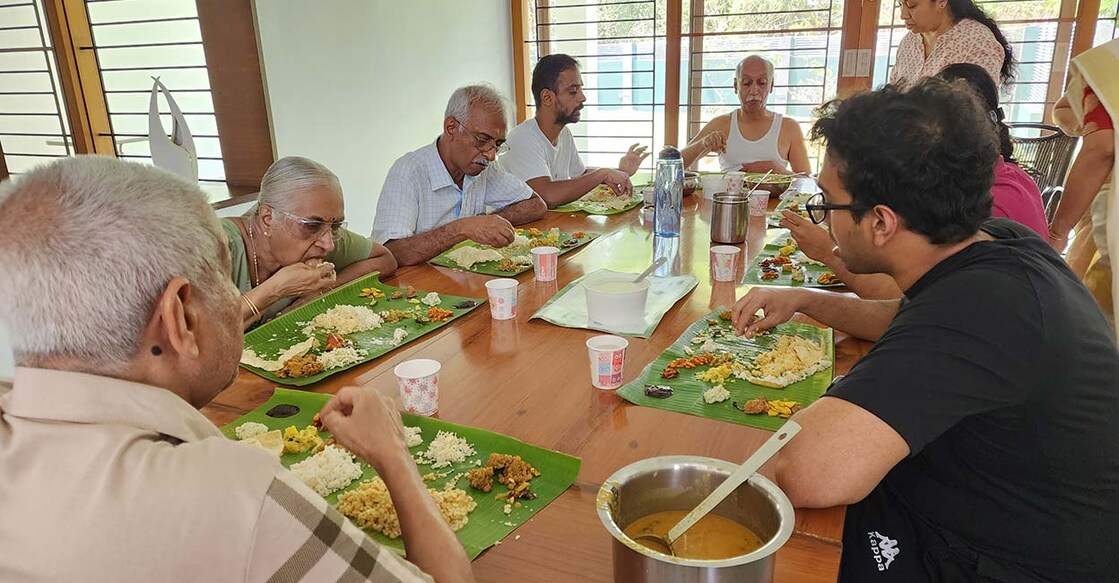 A large family enjoying sadya. Photo: Shutterstock/Satheesh_Madh