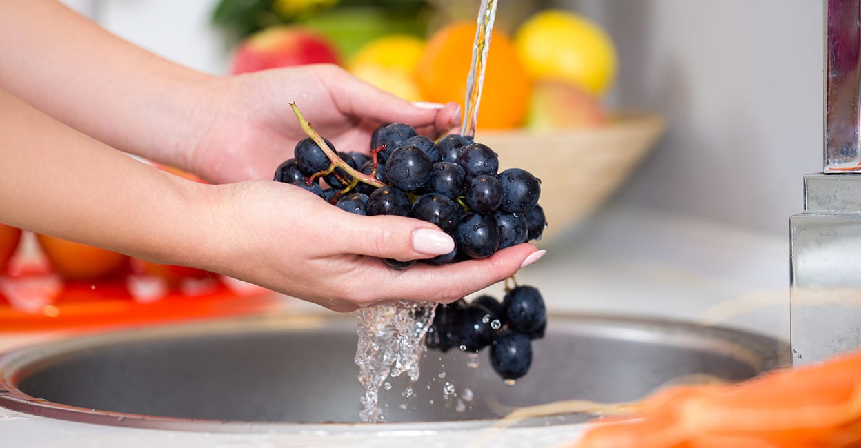 Washing grapes Photo: Shutterstock/LuckyBusiness