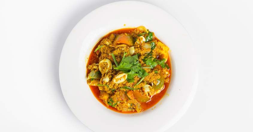 Quail egg with spicy prawns